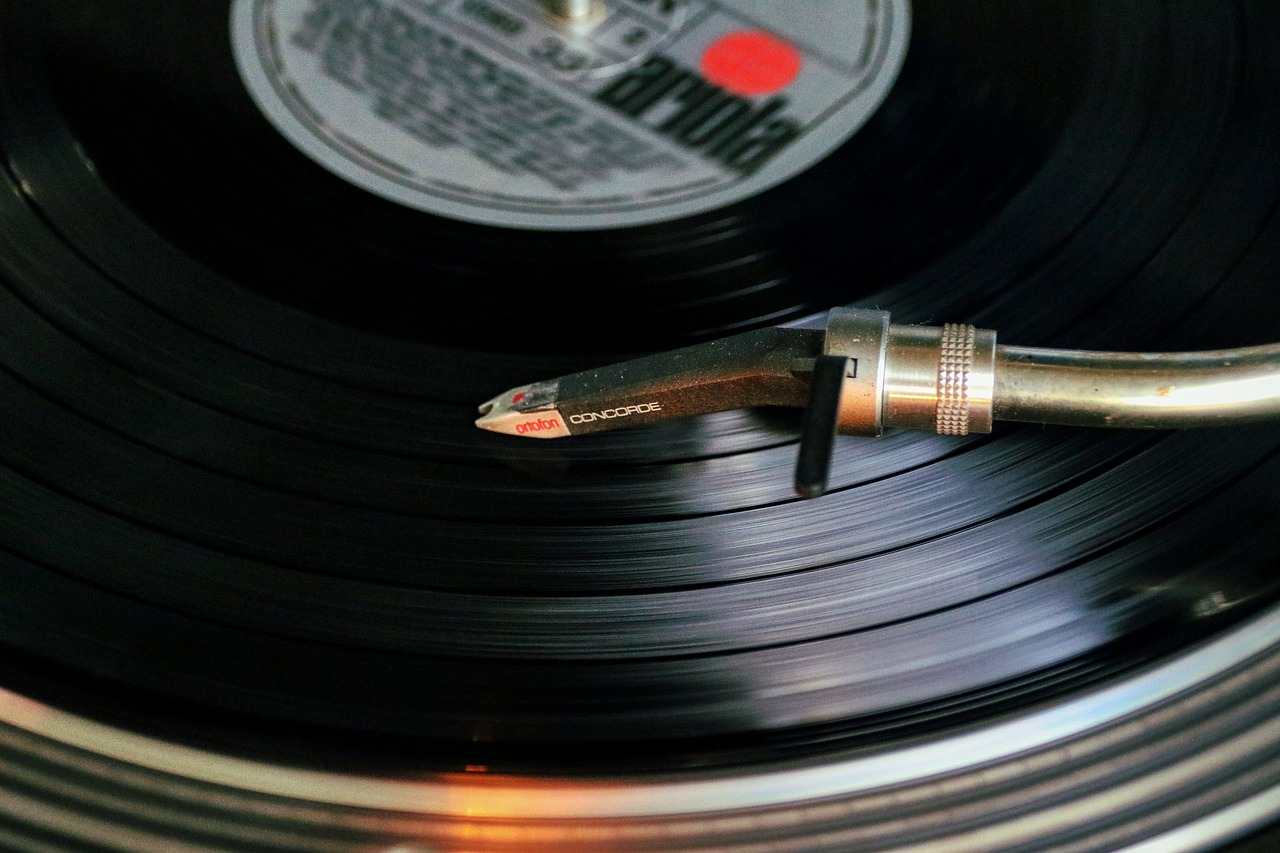 Creating a Vintage Wooden Record Player: A Guide